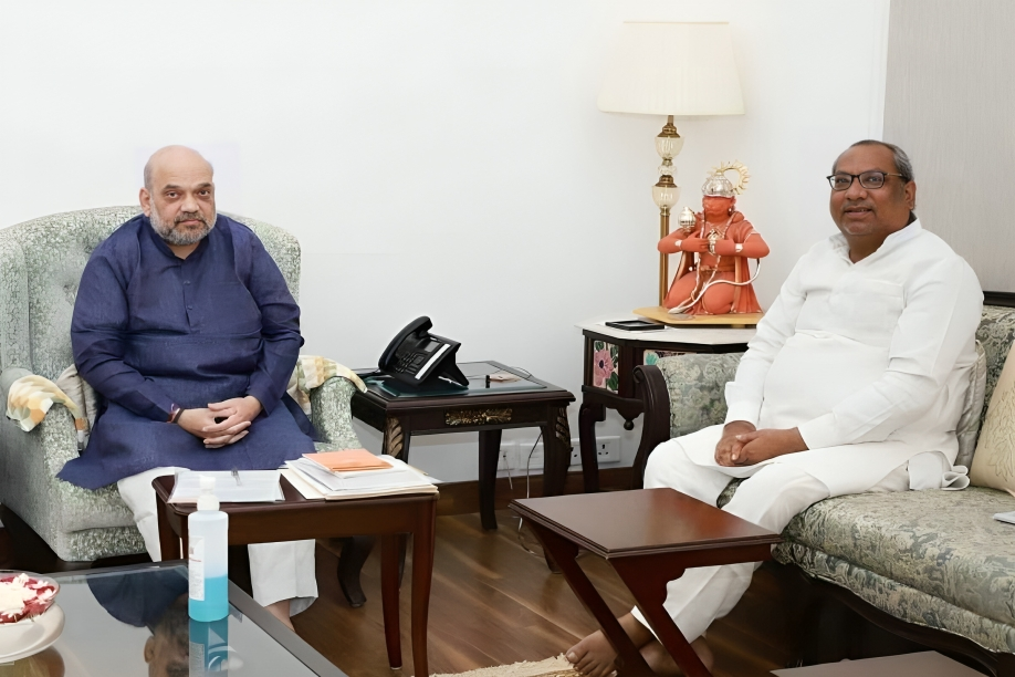 sanjay_nisad_with_amit_shah.png