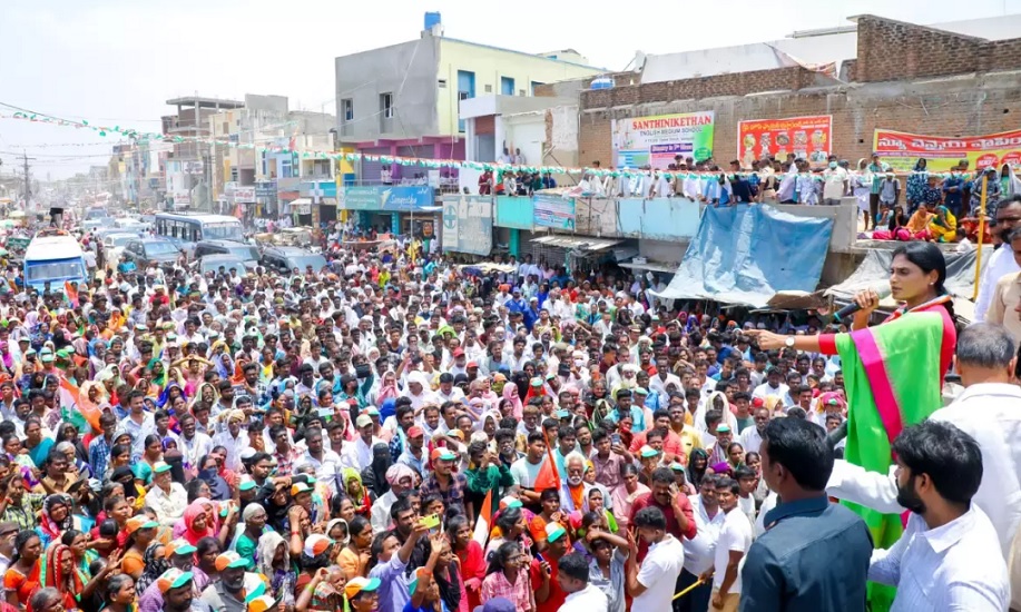 आंध्र प्रदेश : लिंगाला में वाईएसआरसीपी कार्यकर्ताओं द्वारा शर्मिला के रोड शो में
बाधा डालने के बाद पुलिवेंदुला में तनाव