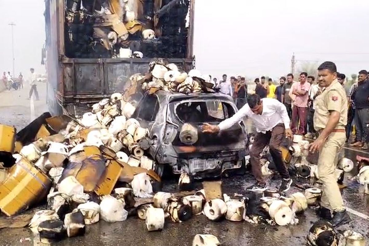 VIDEO: भीषण सडक़ हादसे में 7 कार सवार जिंदा जले, मृतकों में 2 बच्चे व 3 महिला
शामिल
