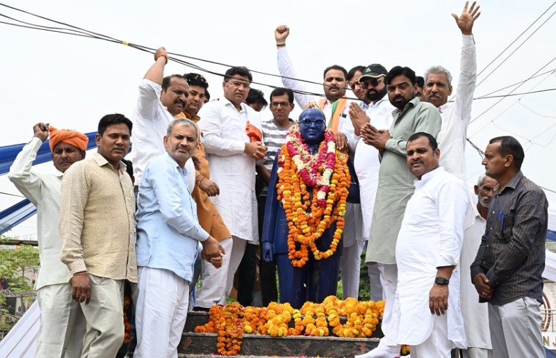 बाबा साहब ने संविधान के रूप में एक नायाब ग्रंथ हमें दिया