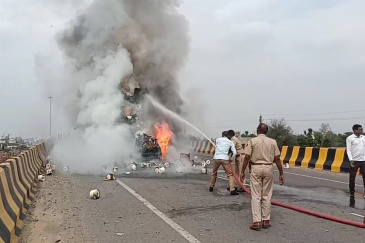 राजस्थान में दर्दनाक हादसा: बेकाबू कार चलते ट्रक में पीछे से घुसी, आग लगने से 7
लोग जिंदा जले