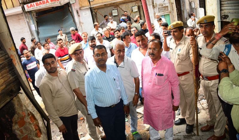 बिल्डिंग में प्रवेश निषेध, जैक लगाए. . आज होगी सुरक्षा जांच