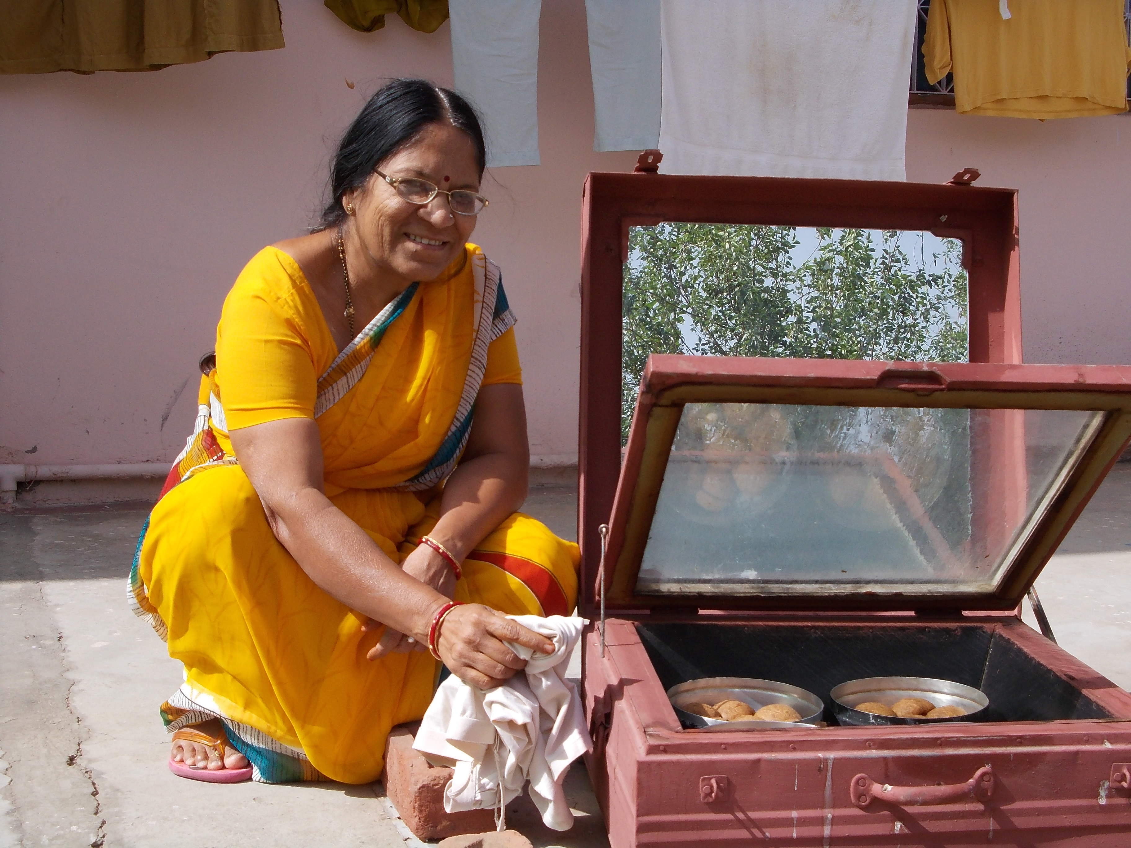 70 की उम्र और पिछले 42 सालों से सोलर कुकर में बना रहीं खाना, उदयपुर की मंजू दे
रहीं पर्यावरण संरक्षण का संदेश