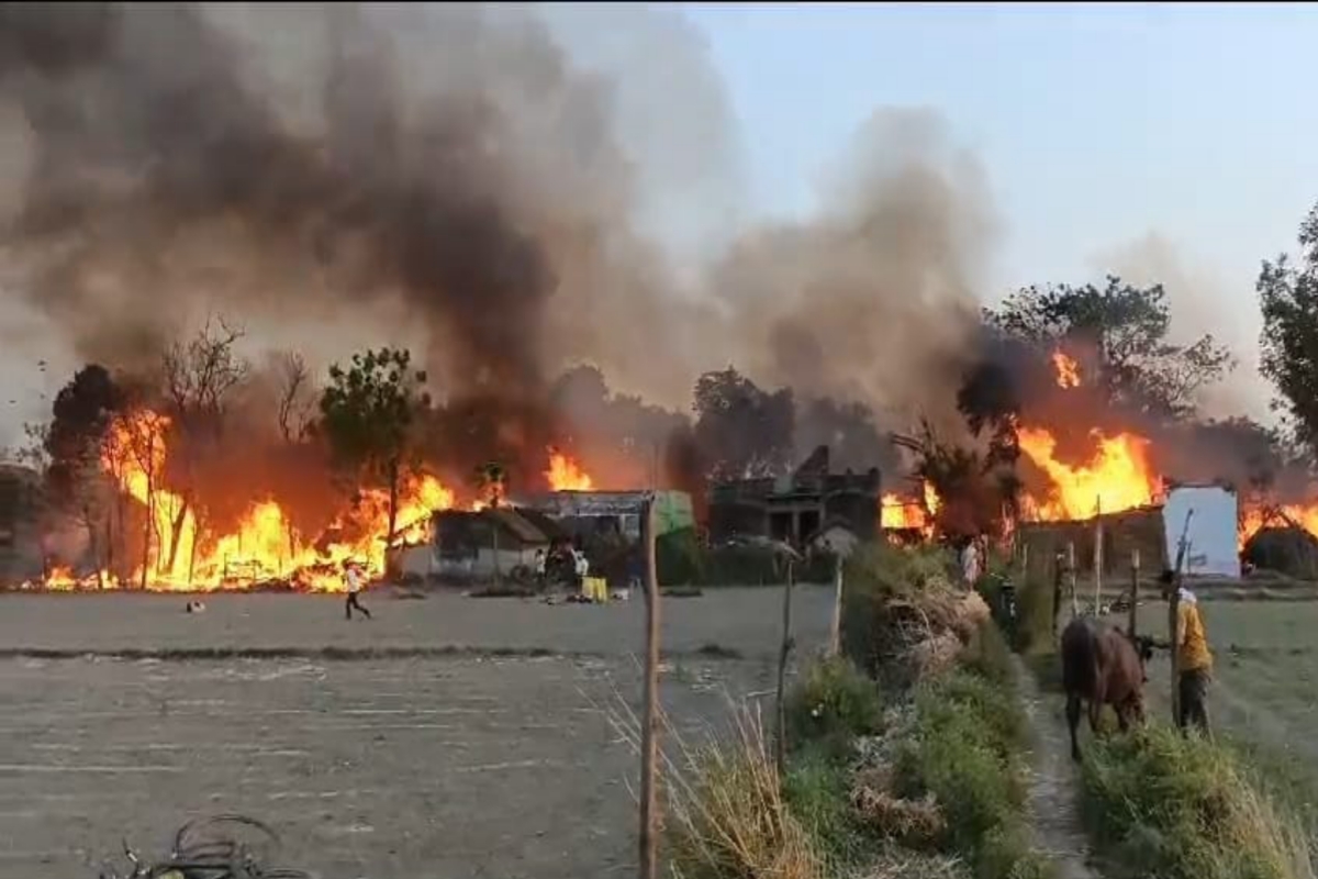 गोंडा में भीषण अग्निकांड, दो मवेशी की मौत, महिला झुलसी 41 घर जलकर हुये खाक