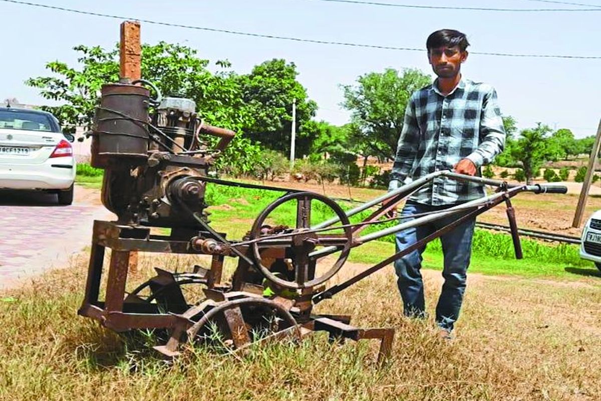 चिड़ावा के मिस्त्री का कमाल: जुगाड़ से बनाई निराई-गुड़ाई मशीन