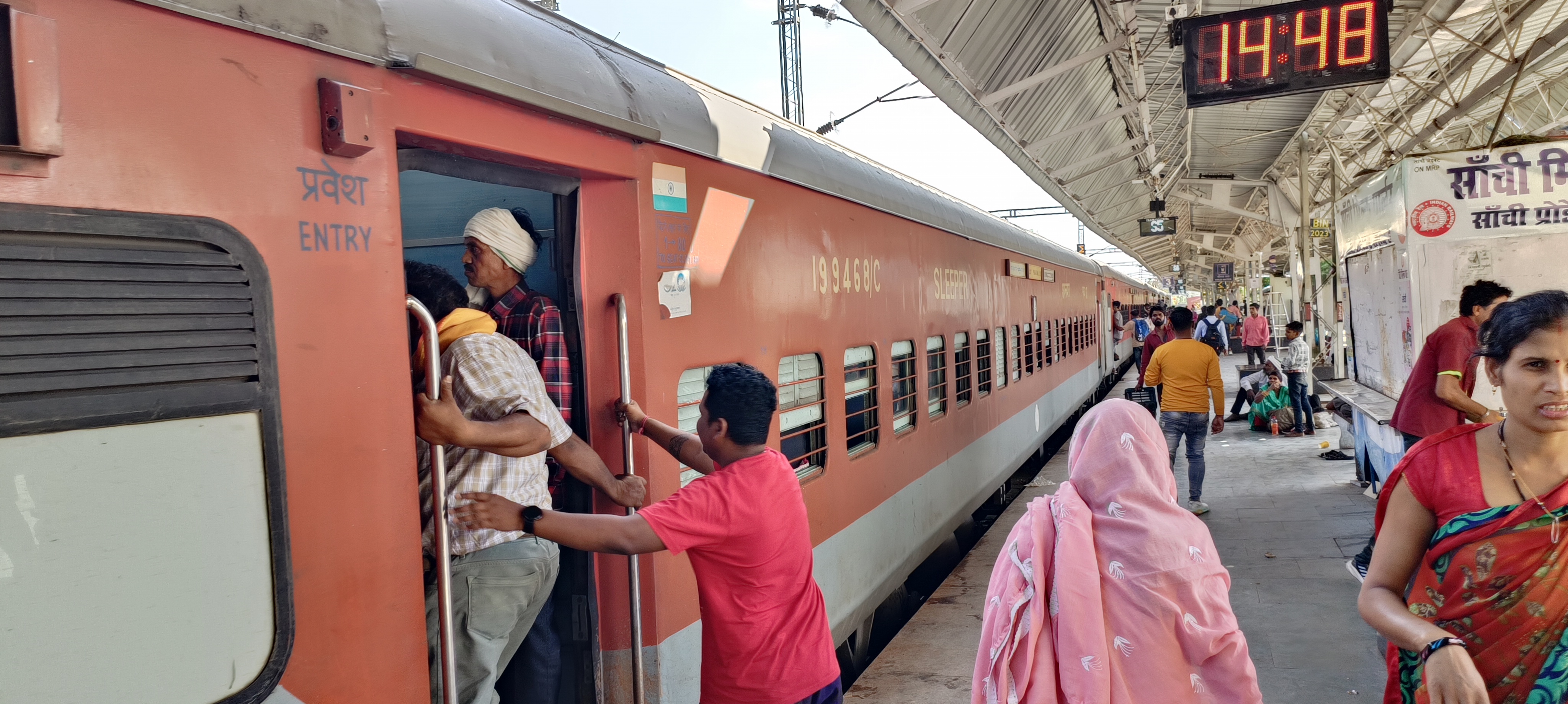 लापरवाही: चलती ट्रेन में सवार हो रहे यात्री, हादसों के बाद भी नहीं हो रहीं
जागरूक
