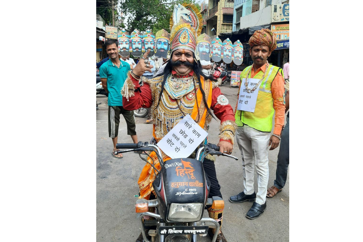 PICS : राजस्थान में यहां मोटरसाइकिल पर गली-मोहल्ले घूमे ‘रावण’, आमजन से की वोट
अपील