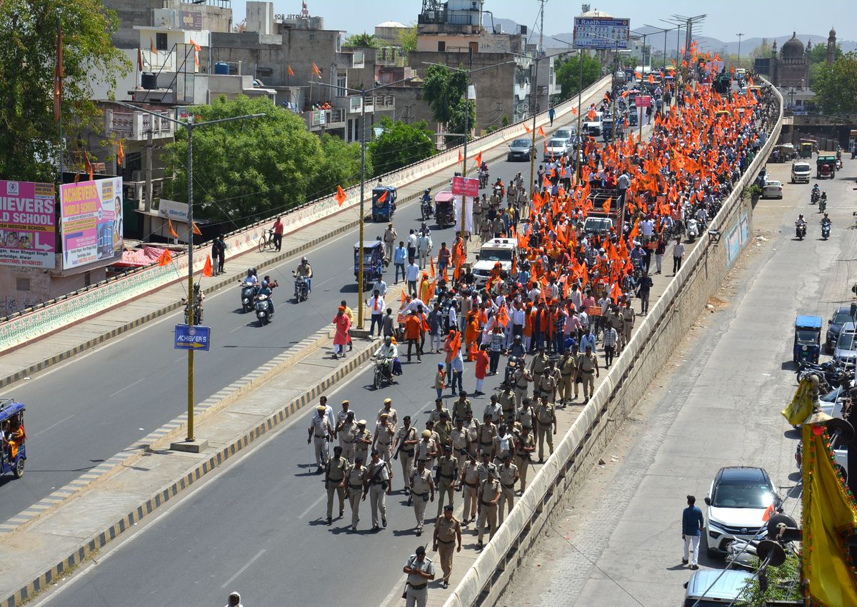 रामनवमी पर शहर में निकाली भगवा रैली: केसरिया ध्वजाएं थामे निकले लोग, देखे वीडियो