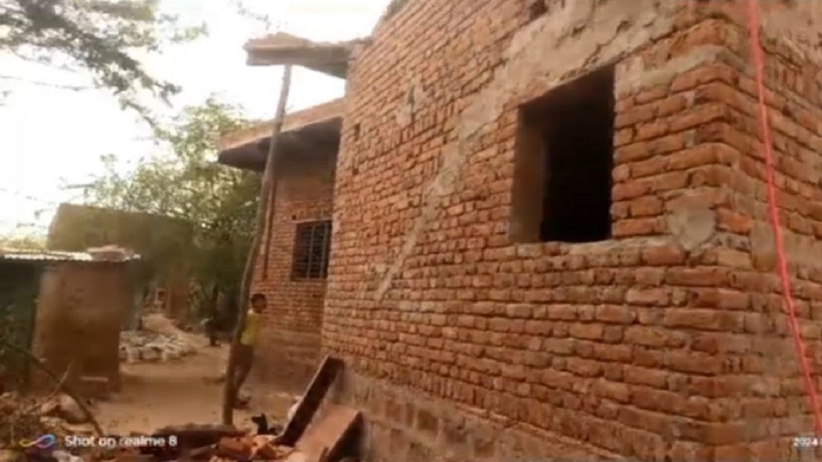धौलपुर: निर्माणाधीन मकान के छज्जे से देख रहे थे झगड़ा, छज्जा गिरने से 11 घायल