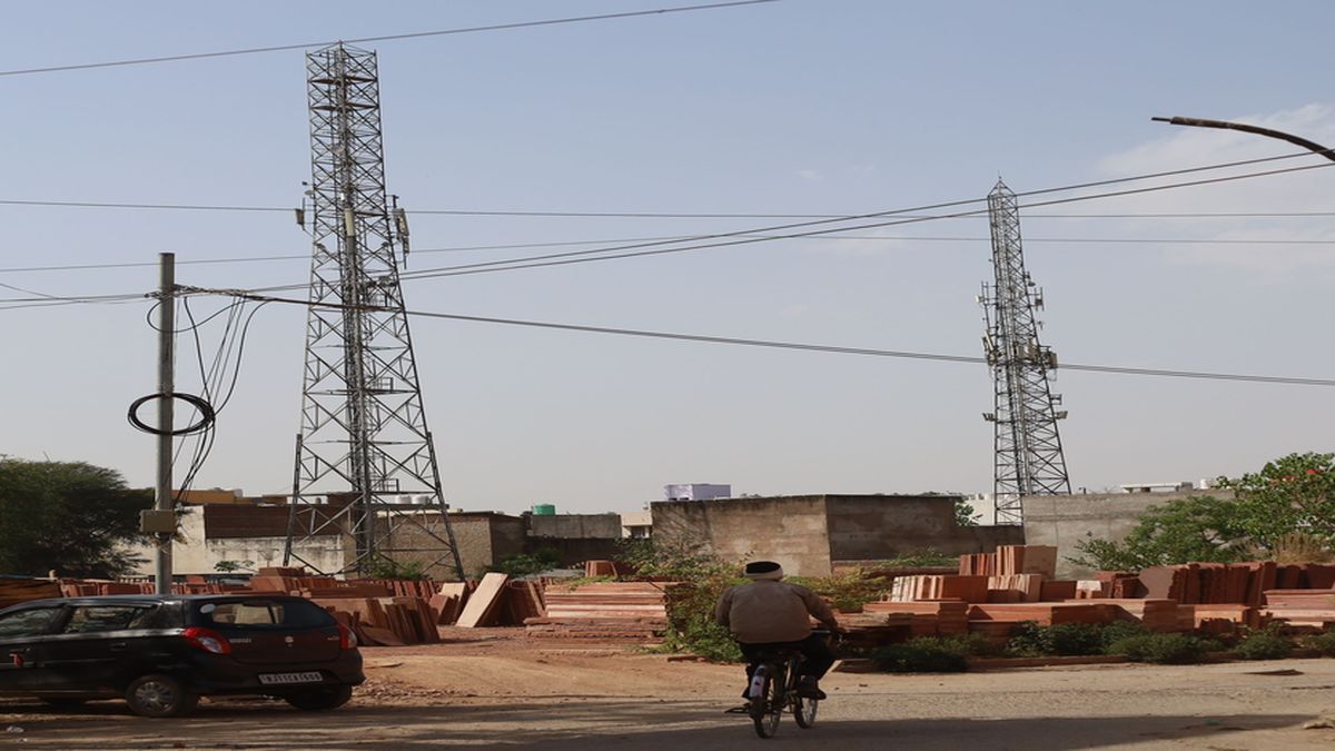 शहर की बस्तियों में लगे मोबाइल टॉवर, निकलने वाली किरणों से खतरा - image