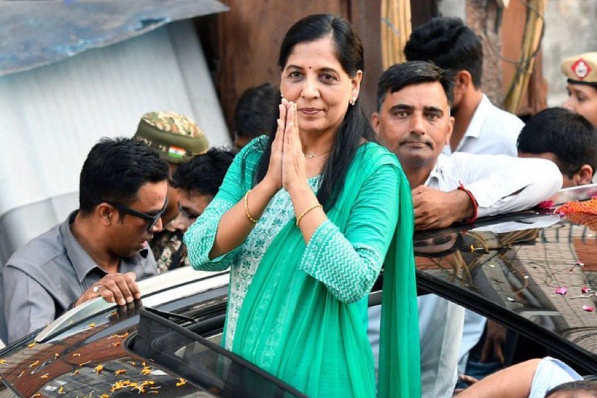 INDIA ब्‍लॉक की रैलियों के मंच के बाद सड़क पर उतरीं सुनीता केजरीवाल, दिल्ली सीएम
के लिए हमदर्दी बटोरने की कोशिश