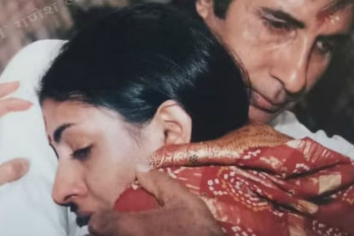बेटी की शादी में फूट-फूटकर रोए थे अमिताभ बच्चन, वायरल हुआ श्वेता की विदाई का
वीडियो - image