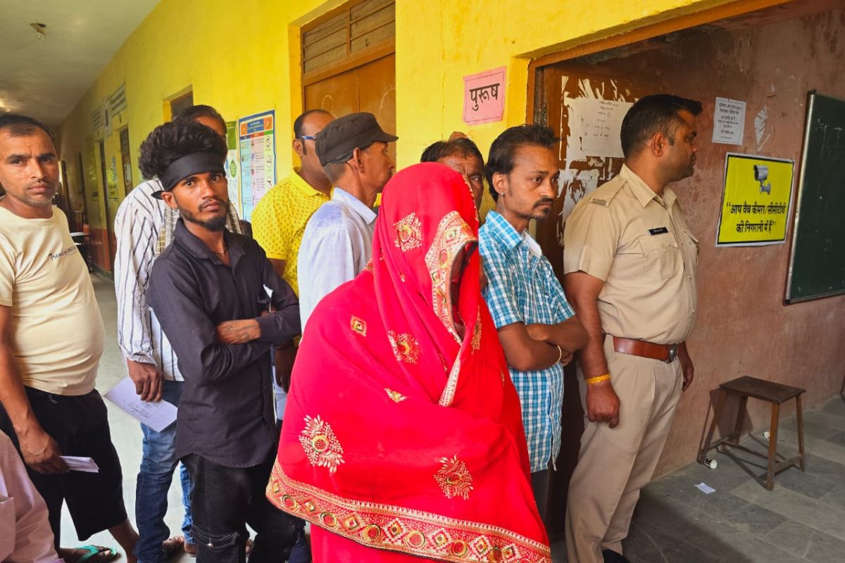 पति के दाह संस्कार के 1 घंटे बाद देश के प्रति पत्नी ने निभाया फर्ज, बूथ पर जाकर
किया मतदान