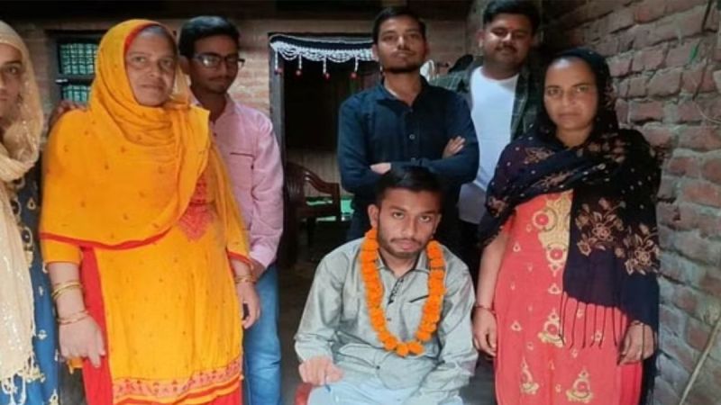 Cycle mechanic’s son stands 4th in U.P. in Inter exams tops Braj region