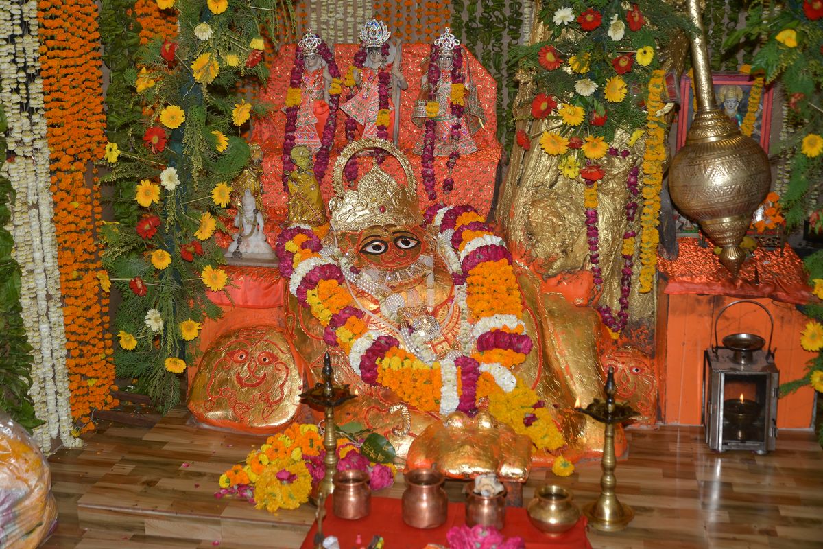 Hanuman janmotsav: मंदिरों में कहीं स्वर्ण-रजत शृंगार के दर्शन कर मंत्रमुग्ध हुए
श्रद्धालु