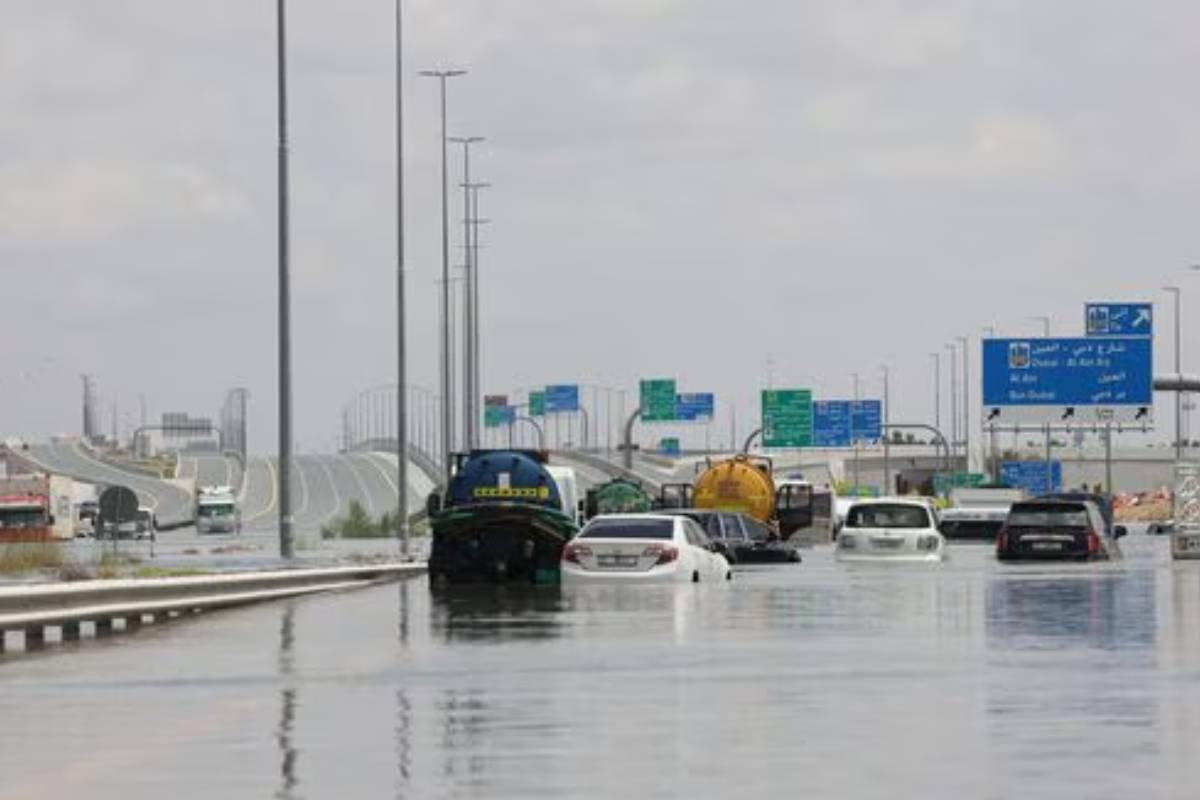 Dubai Floods : दुबई में तबाही की असली वजह आई सामने,कारें, रनवे डूबे,उड़ानें
प्रभावित, स्कूल बंद