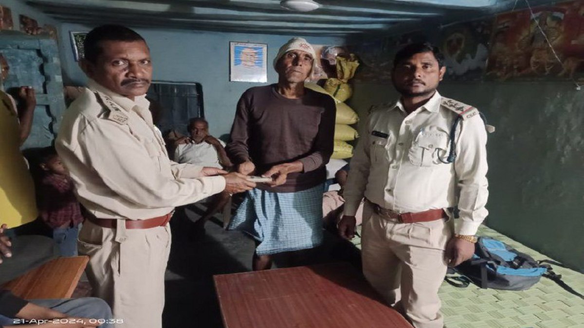 Forest officer gave Rupees to women husband