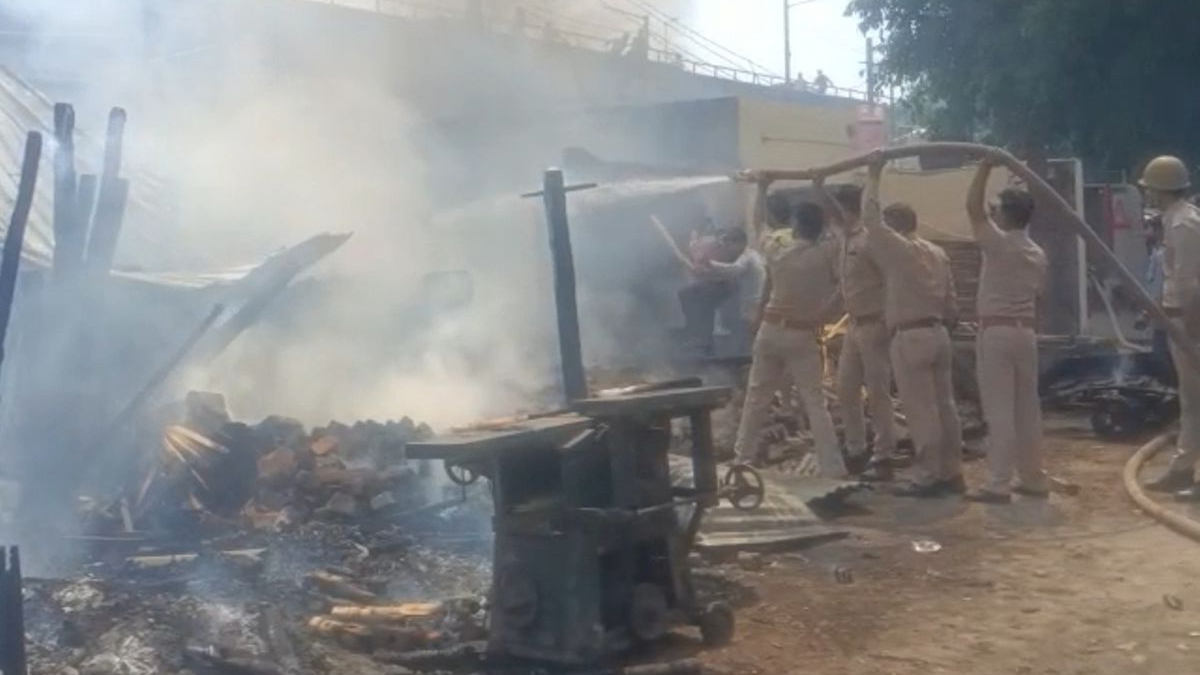 Amroha News: अमरोहा में सड़क किनारे ढाबे में लगी आग, लाखों का माल जलकर राख, दमकल
ने पाया काबू