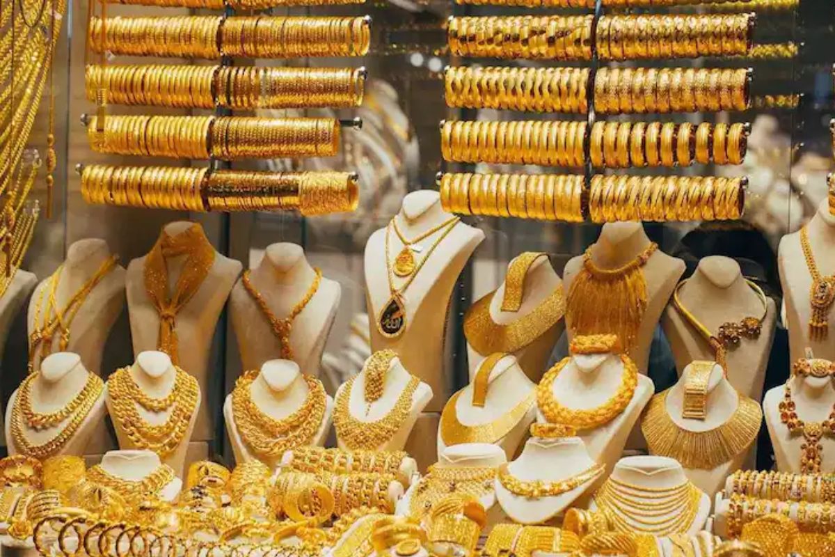 Gold Price: सोना-चांदी के दामों में बड़ा बदलाव, जानें UP में 10 ग्राम गोल्ड की
कीमत - image