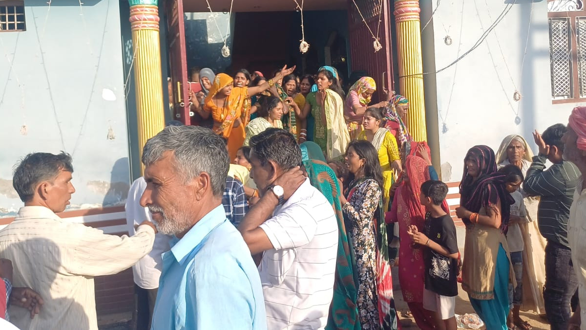 Bijnor News: बिजनौर में शादी के दिन दूल्हे की हार्ट अटैक से मौत, रस्में निभाने
मंदिर जा रहा था, गश खाकर गिरा