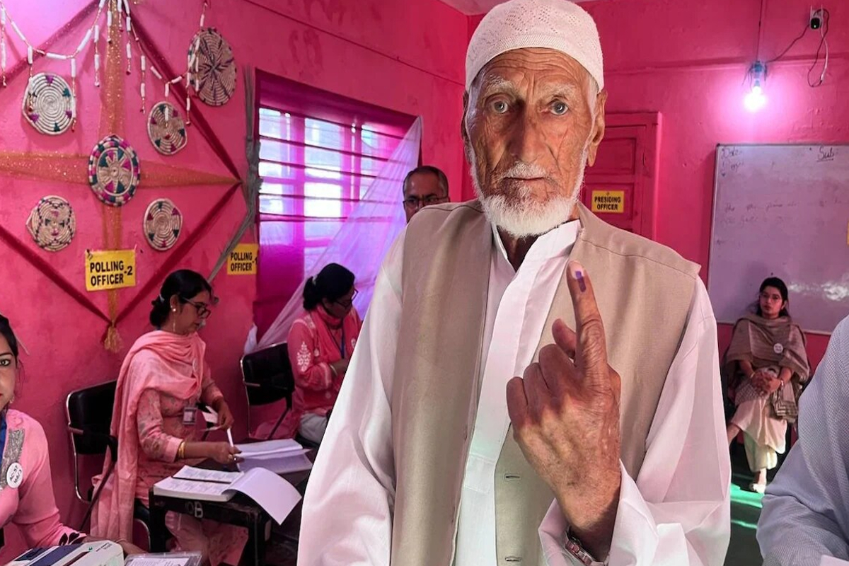 ‘मैंने हर बार मतदान किया है’, जम्मू पोलिंग बूथ पर 102 वर्षीय बुजुर्ग ने डाला वोट