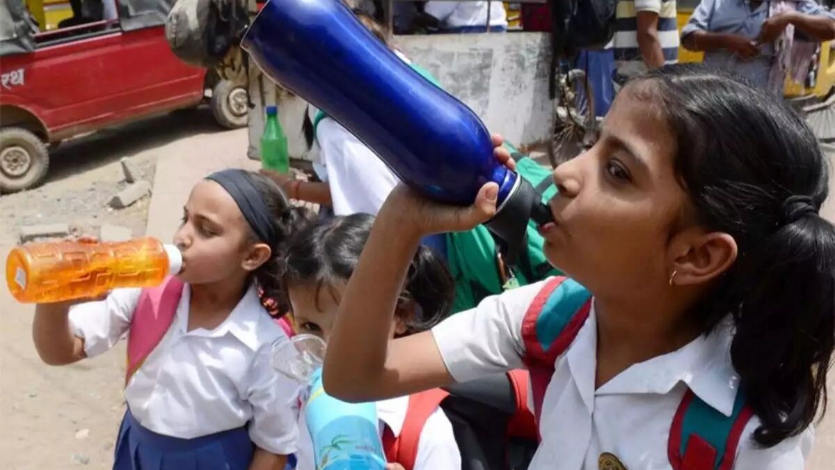 Heat Wave: बिहार, राजस्थान के बाद अब यूपी सरकार ने लिया एक्शन, बदला स्कूल और
मदरसों का समय  - image