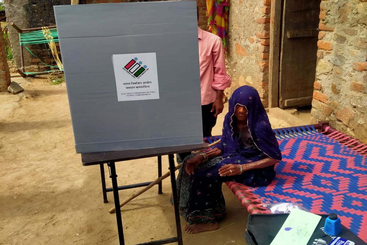 जिले में अब तक 1952 बुजुर्ग व दिव्यांगजनों ने घर बैठे किया मतदान