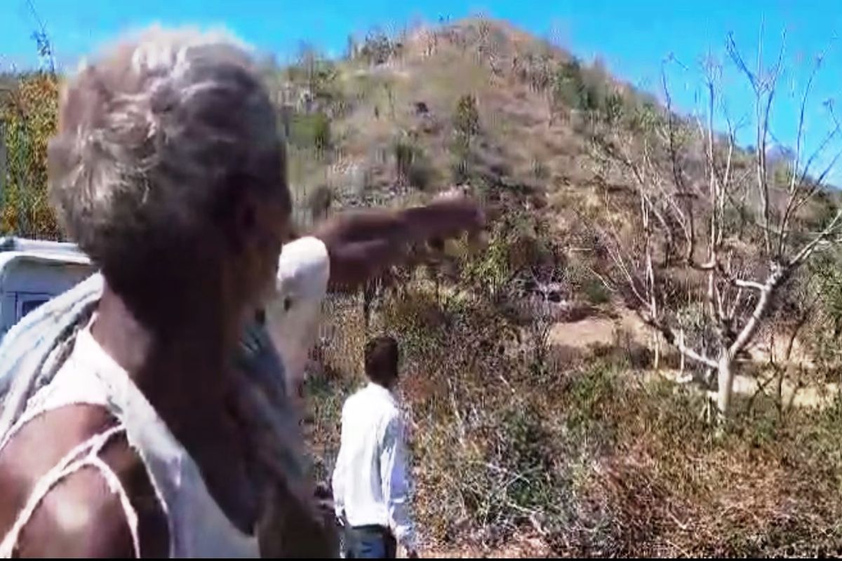 VIDEO: वो रहा पहाड़ी पर घर,मतदाल दल ने उसके घर जाकर मतदान कराया