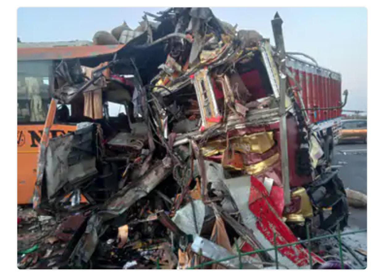 गोरखपुर से दिल्ली जा रही बस ट्रक से टकराई, चार की मौत