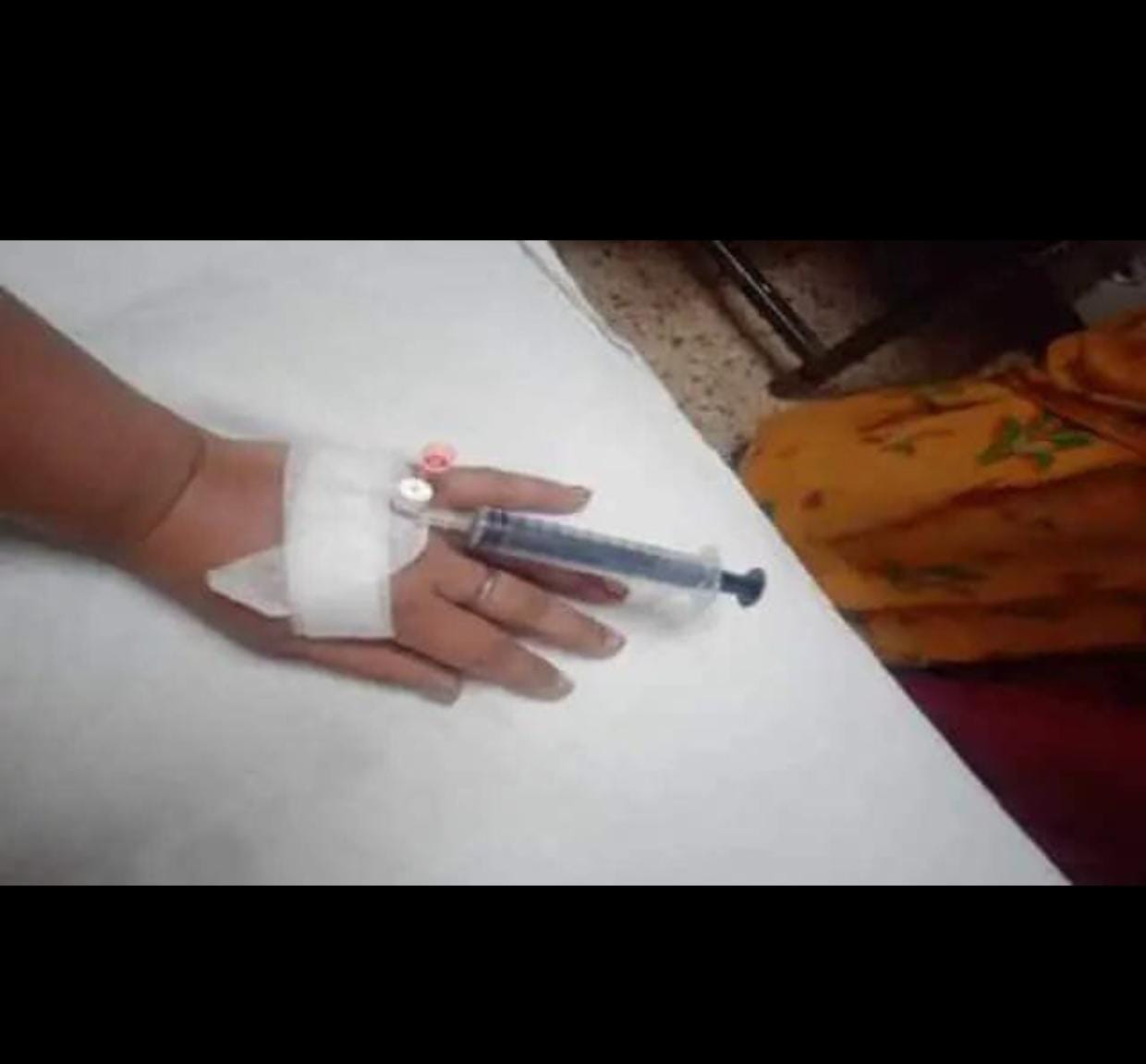 गोरखपुर मेडिकल कालेज में नर्स की गंभीर लापरवाही , जा सकती थी मरीज की जान - image