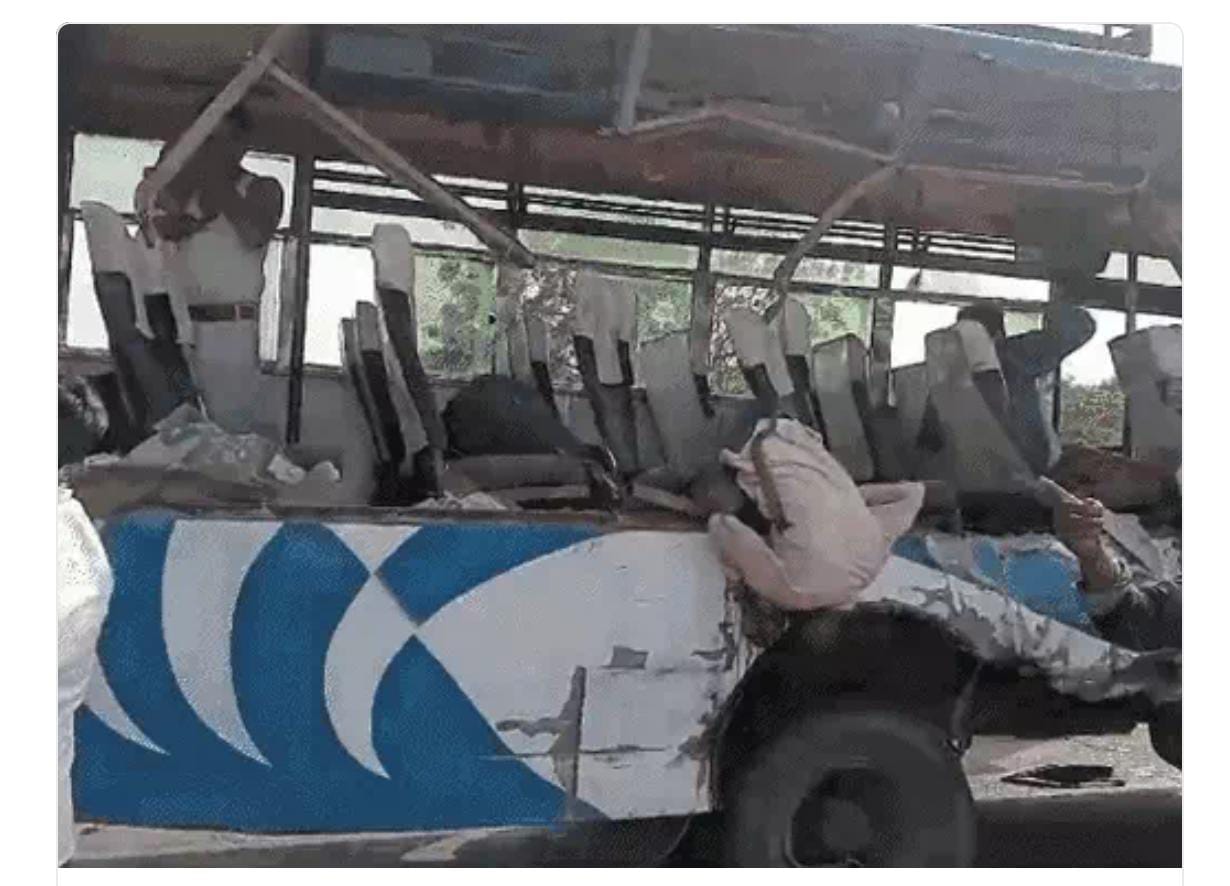 उन्नाव में भीषण दुर्घटना, 7 यात्रियों की मौके पर ही मौत…सवारी से भरी बस को सामने
से ट्रक ने मारा टक्कर - image