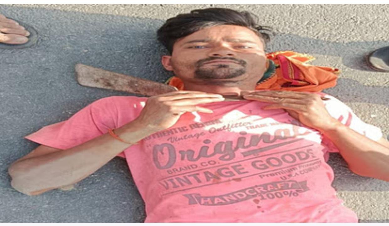 गोरखपुर पुलिस पर पिटाई का आरोप, गले से हंसुआ सटा युवक देने लगा सुसाइड की धमकी