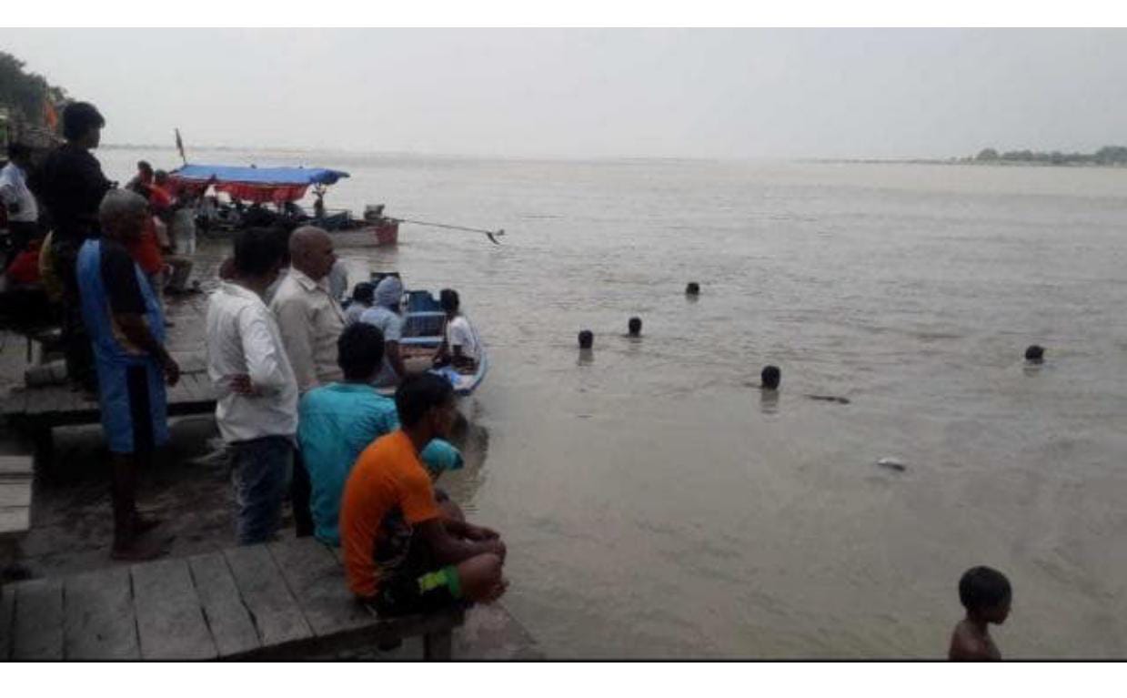 सरयू नदी की बीच धार में डूबी नाव, महिला का शव बरामद…3 लापता, 8 की बचाई गई जान - image