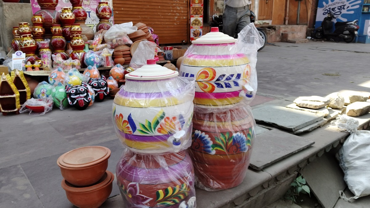 जयपुर: सड़कों पर बिक रहे ‘देसी फ्रिज’, खूबसूरती ऐसी कि हर कोई चाहेगा घर ले जाना,
देखें तस्वीरें