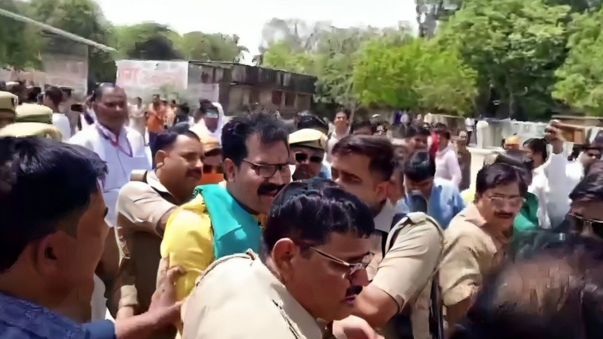 वीडियो: प्रतिष्ठित चैनल के कार्यक्रम में भाजपा और सपा नेताओं के बीच झड़प, पुलिस को करना पड़ा हस्तक्षेप