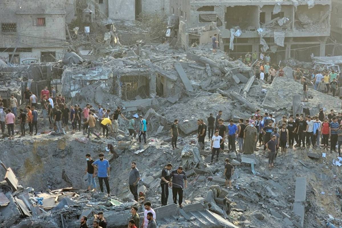 Israel-Hamas War : इज़राइल ने शरणार्थी शिविरों पर की बमबारी, एक दिन में 32 लोग
मारे गए - image