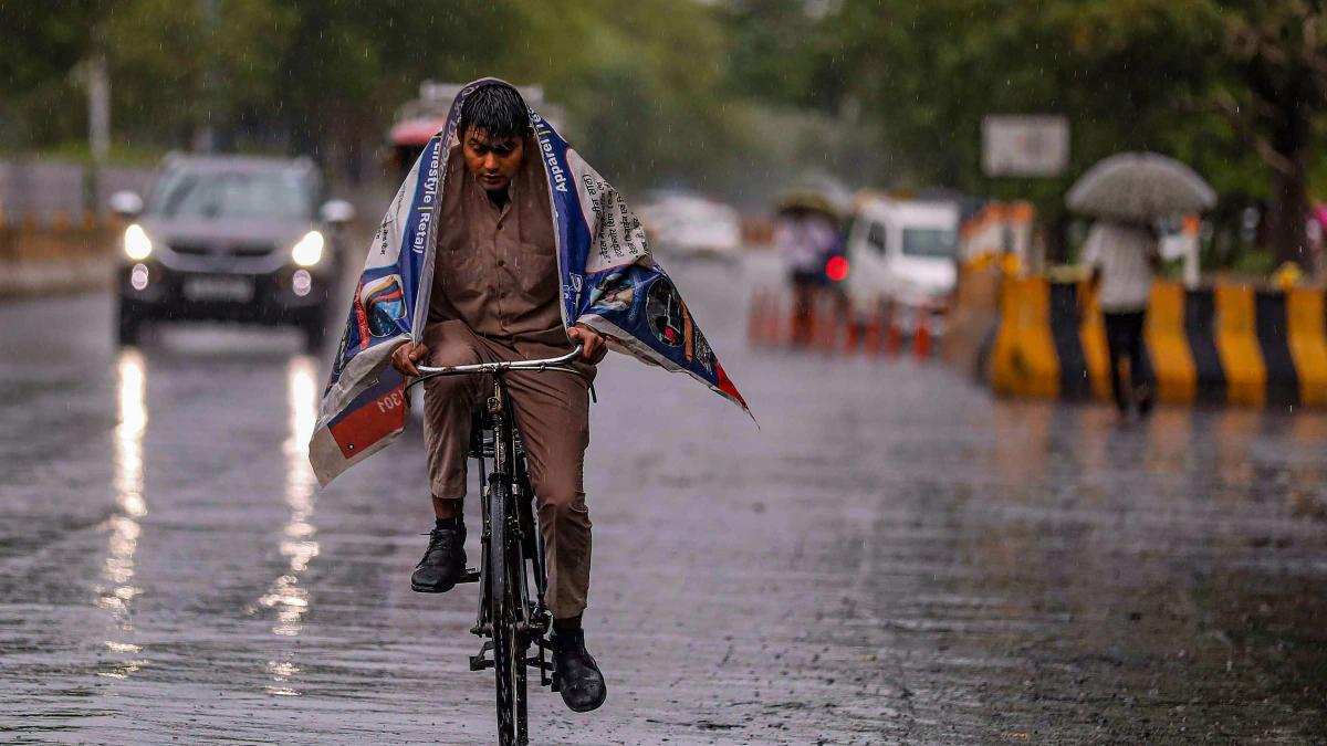 Rain In UP: यूपी में भीषण गर्मी के बीच आई गुड न्यूज, इन जिलों में होगी बारिश,
आंधी तूफान की चेतावनी - image