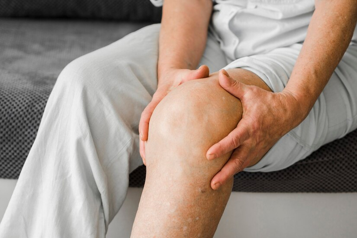 गर्मियों में घुटनों में दर्द क्यों होता है? जानिए कारण और राहत पाने के उपाय