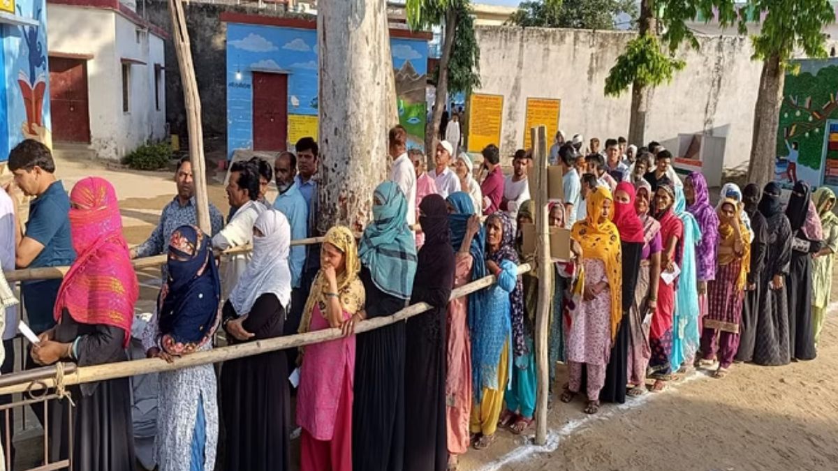 Lok Sabha Elections 2024 Phase 2 Voting: यूपी में मतदान के बीच कई जगह EVM खराब,
सपा ने चुनाव आयोग से की शिकायत