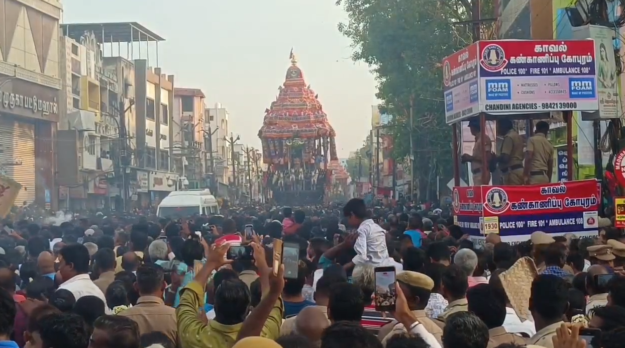 VIDEO: तमिलनाडु में मीनाक्षी मंदिर के ‘चित्तिरै थेरोट्टम’ में उमड़े हजारों
श्रद्धालु