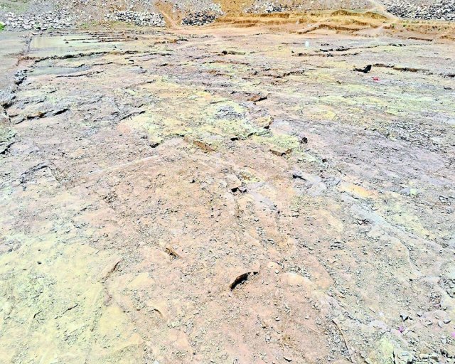 गुंडरदेही ब्लॉक से 13 किमी दूर ग्राम पंचायत गोरकापार के आश्रित ग्राम नहर खपरी में अमृत सरोवर योजना अंतर्गत मनरेगा के तहत तालाब गहरीकरण कार्य चल रहा है।