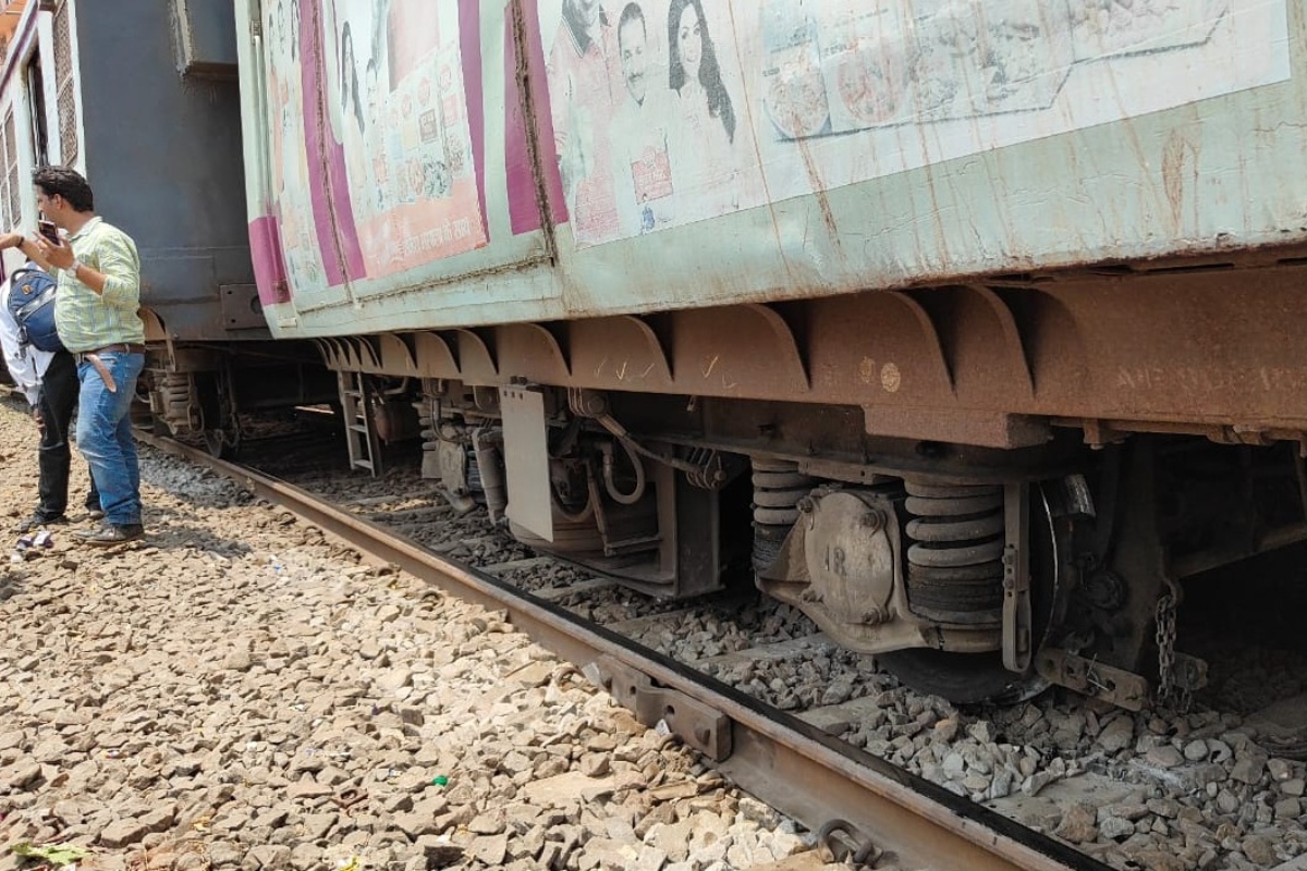 मुंबई में पटरी से उतरी लोकल ट्रेन, CSMT स्टेशन पर हुआ हादसा, हार्बर लाइन ठप