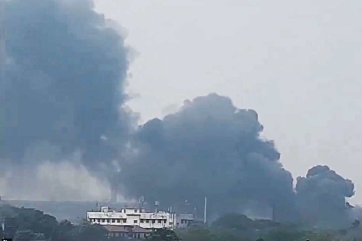 मुंबई में गोदाम में लगी भीषण आग, आसमान में दिखा धुएं का गुबार, सामने आया वीडियो