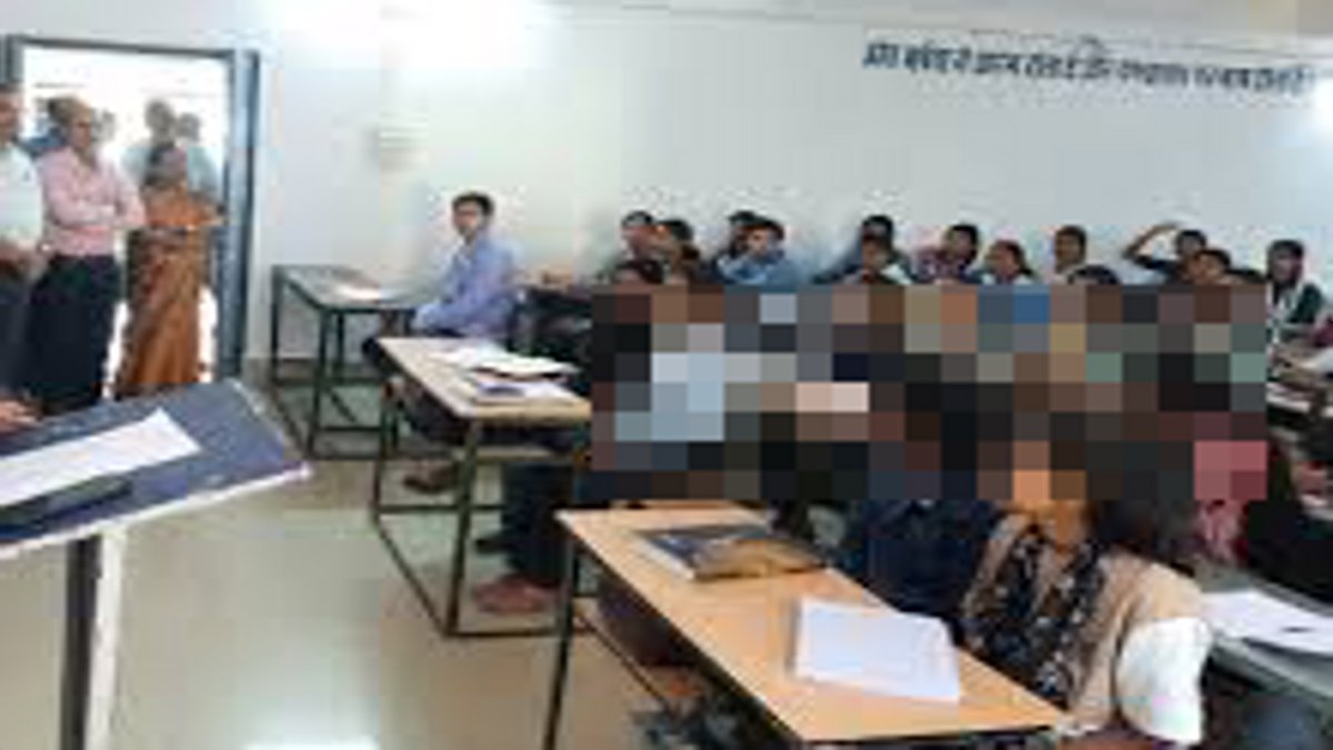 नीट परीक्षा की तैयारी कर रहीं छात्राओं ने शिक्षक पर लगाया छेड़छाड़ का आरोप, डीईओ
ने दी ये सजा