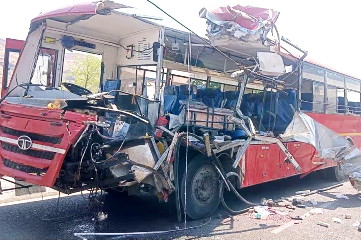 मुंबई-आगरा हाईवे पर बस और ट्रक की जोरदार टक्कर, 10 यात्रियों की मौत, 30 घायल