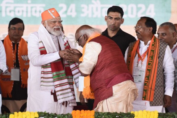 Raipur@BJP candidate Chintamani Maharaj welcomed PM Narendra Modi in Vijay Sankalp, Shankhnad Maharally. Chintamani Maharaj is contesting elections from Surguja Lok Sabha.