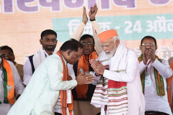 Raipur @ Vijay Sankalp, CM Vishnudev Sai welcomed PM Narendra Modi in Shankhnad Maharally.
PM had reached Aimbapur to campaign for Surguja Lok Sabha BJP candidate.