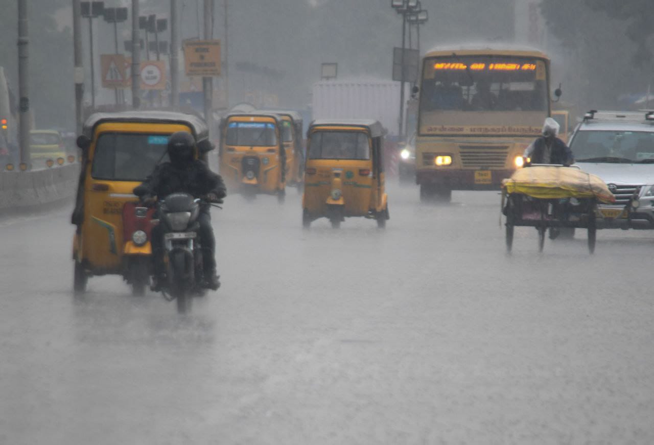 भीषण गर्मी के चलते तमिलनाडु के तीन जिलों में हल्की से मध्यम बारिश का अनुमान