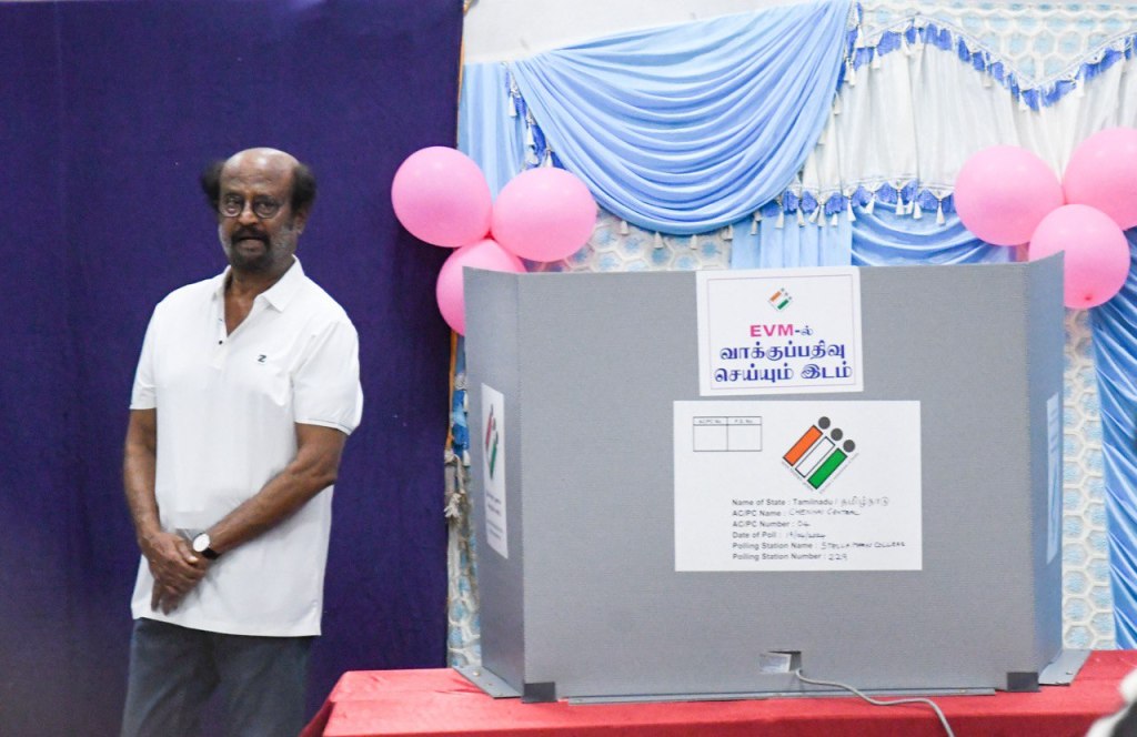 साउथ सुपरस्टार रजनीकांत ने पोलिंग बूथ पर पहुंचकर मतदान किया। 