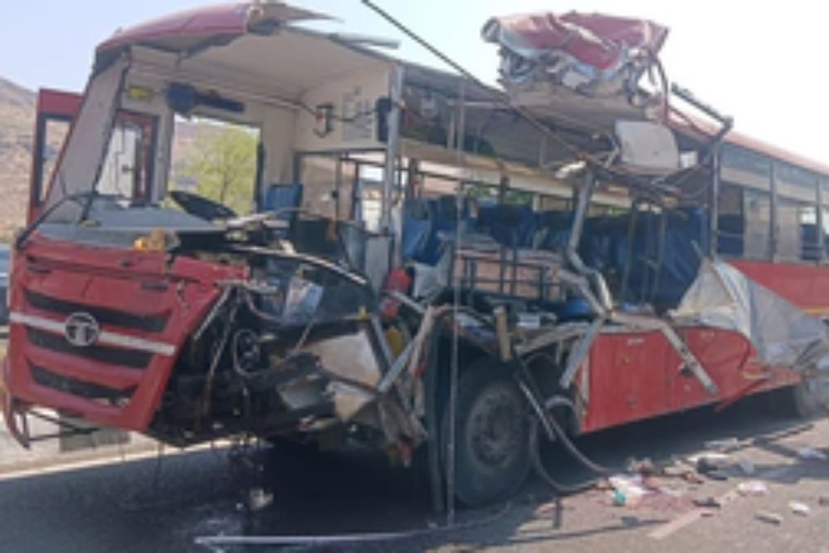मुंबई-आगरा हाईवे पर बस-ट्रक की भीषण दुर्घटना, मौके पर ही चार की मौत 35 घायल